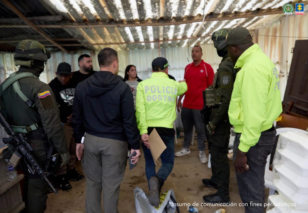 Agentes de la Policía y la Fiscalía realizando capturas dentro del sitio clandestino donde se realizaban peleas de perros en La Calera.