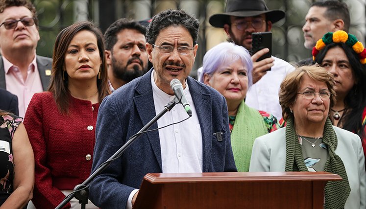 El candidato presidencial Iván Cepeda dando un discurso público rodeado de líderes del Pacto Histórico durante la campaña de 2026.