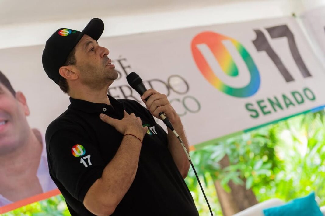 El senador José Alfredo Gnecco en un acto público, defendiendo la legitimidad de su votación y su curul en el Senado ante el Consejo Nacional Electoral.