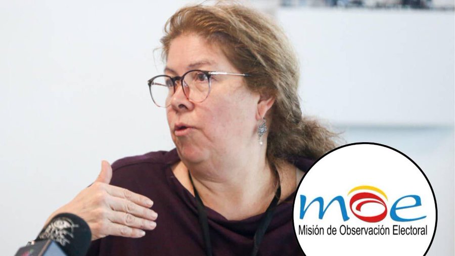 Imagen de una vocera de la Misión de Observación Electoral durante una intervención pública, junto al logo de la MOE.