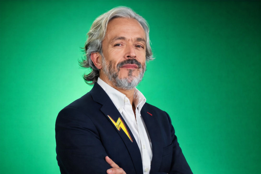 Juan Daniel Oviedo durante una entrevista hablando sobre polarización política en Colombia.