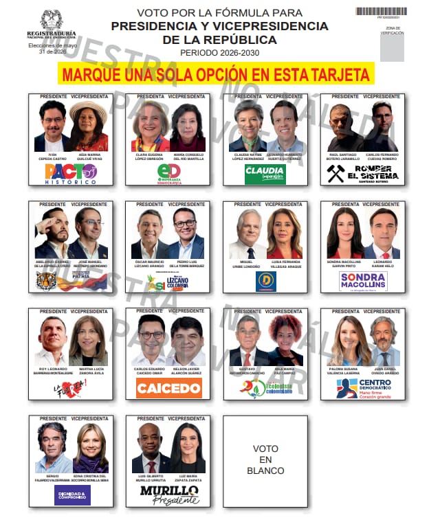 Imagen de la muestra oficial no válida para votar del tarjetón electoral expedido por la Registraduría Nacional para las elecciones presidenciales de Colombia del 31 de mayo de 2026. En el documento se observan las 14 casillas organizadas con las fotografías de los candidatos a presidente y vicepresidente, sus respectivos logos de partidos o movimientos políticos, y la tradicional casilla de Voto en Blanco en la parte inferior derecha.