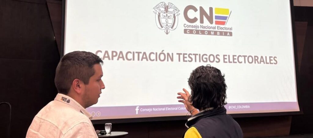 Ciudadanos acreditados como testigos electorales durante jornada electoral en Colombia