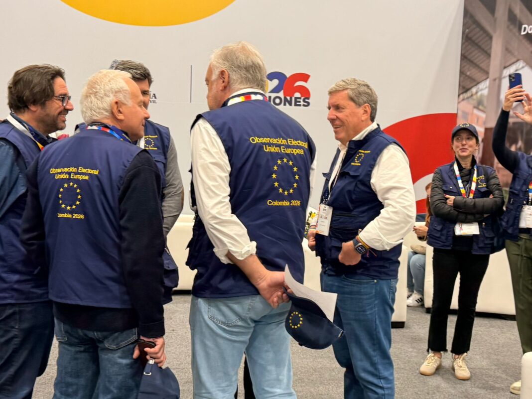 Integrantes de la Misión de Observación Electoral de la Unión Europea conversando durante las elecciones al Congreso en Colombia, marzo de 2026.