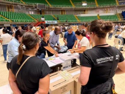 bservadores internacionales de la delegación de IDEA supervisando el proceso en la mesa 39 durante las elecciones del Congreso 2026 en Colombia.