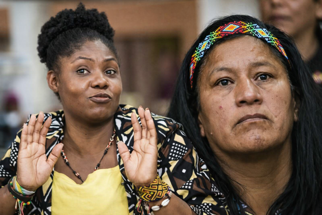 La vicepresidenta Francia Márquez y la senadora Aida Quilcué juntas en un evento, ilustrando el debate sobre las comparaciones entre ambas líderes étnicas en Colombia.