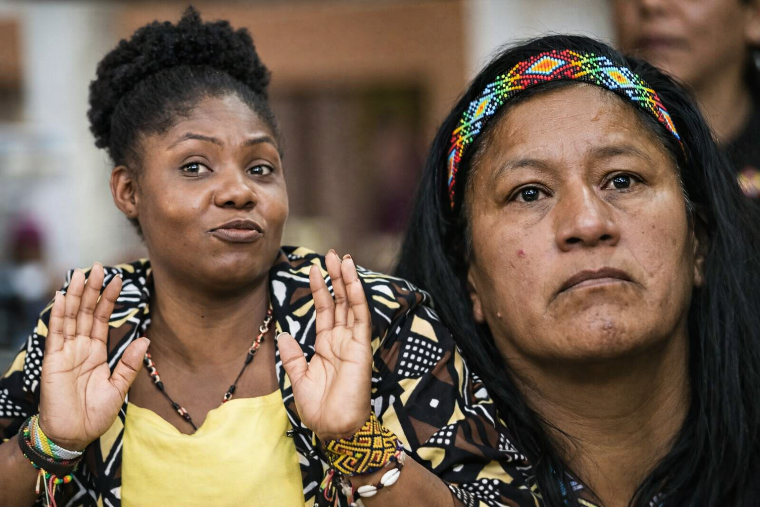 Aida Quilcué y Francia Márquez: Identidades Distintas La vicepresidenta Francia Márquez y la senadora Aida Quilcué juntas en un evento, ilustrando el debate sobre las comparaciones entre ambas líderes étnicas en Colombia.