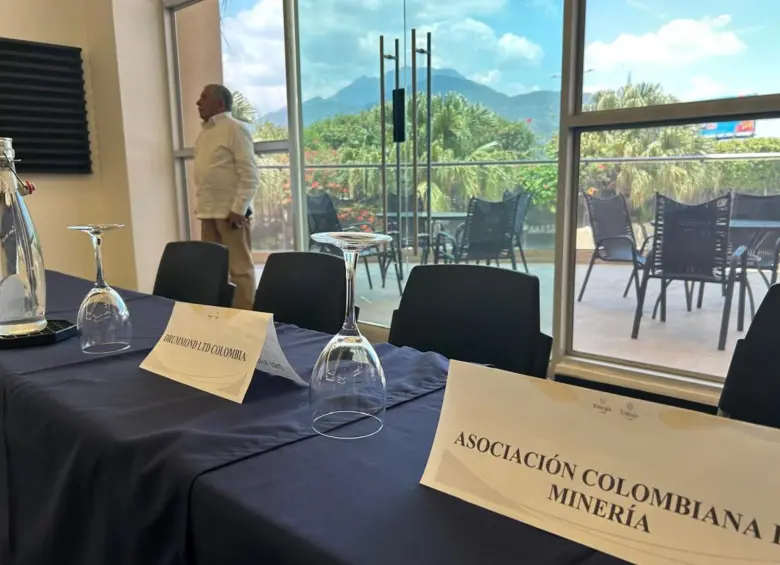 Sillas vacías con avisos de Drummond y la Asociación Colombiana de Minería en una reunión oficial en Valledupar.