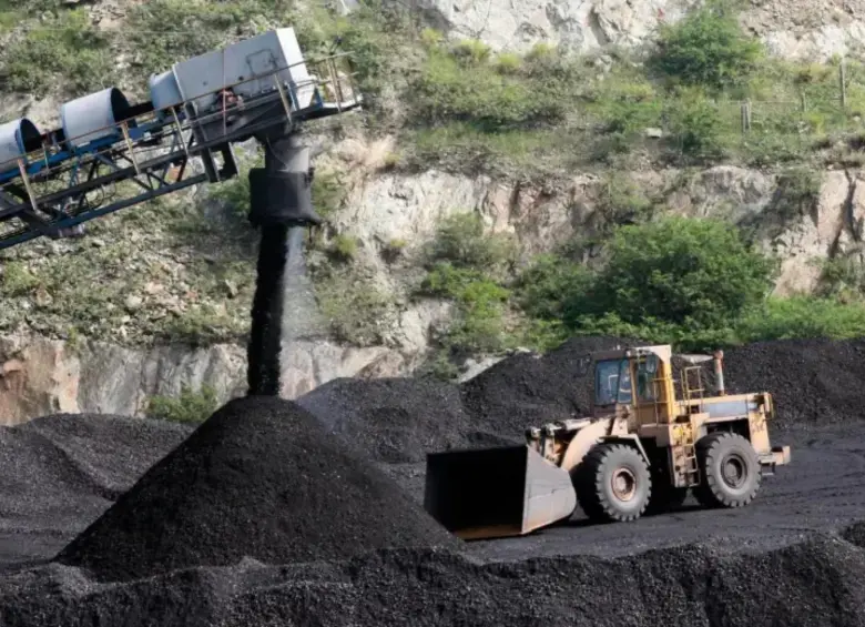Maquinaria pesada cargando carbón en una mina del Cesar, Colombia, representando la actividad económica del sector minero regional.