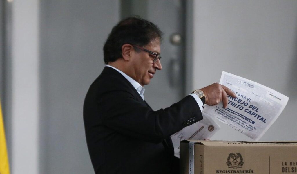 Ciudadanos y jurados durante jornada electoral en Colombia