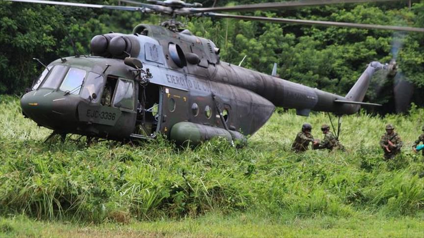 Helicóptero militar y soldados en operativos de seguridad en la frontera entre Colombia y Ecuador