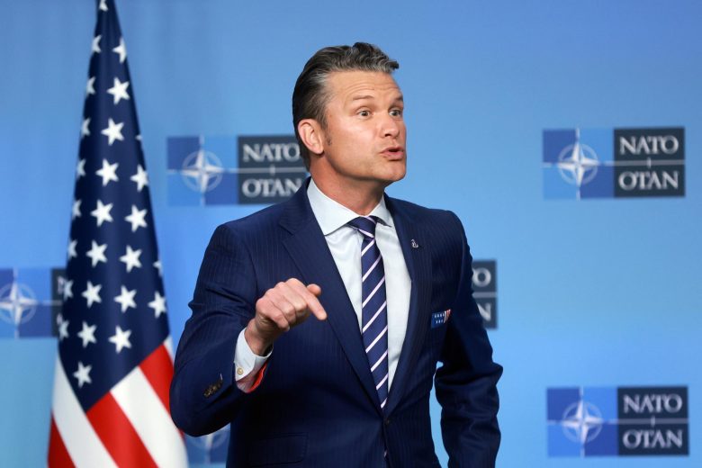Pete Hegseth durante rueda de prensa confirmando el hundimiento naval
