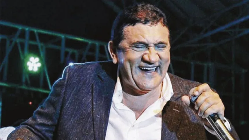 Fotografía del cantante vallenato Poncho Zuleta cantando en vivo en tarima con micrófono en mano, durante su presentación para las fiestas de El Paso, Cesar.