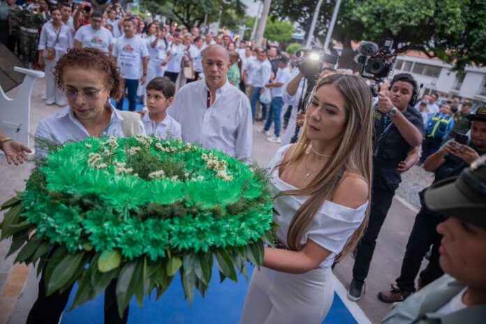 Personas realizan una ofrenda floral durante acto de memoria en Valledupar en homenaje a las víctimas del conflicto armado en el Cesar