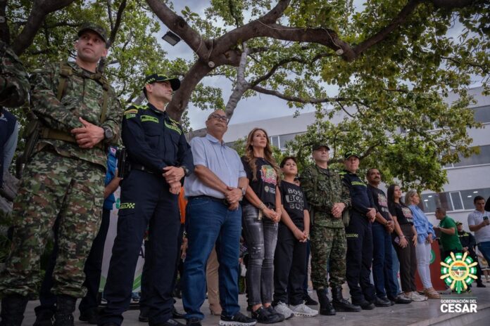 Gobernadora Elvia Milena Sanjuan y fuerza pública en el lanzamiento del plan de seguridad para el Festival Vallenato 2026.