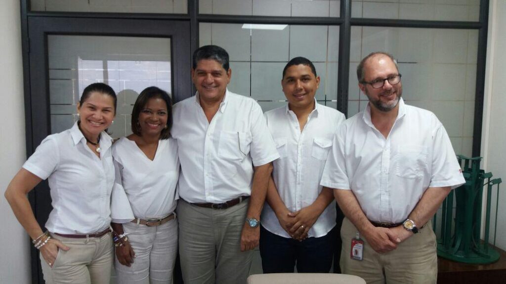 equipo de Drummond y periodistas del Cesar en convocatoria de beca