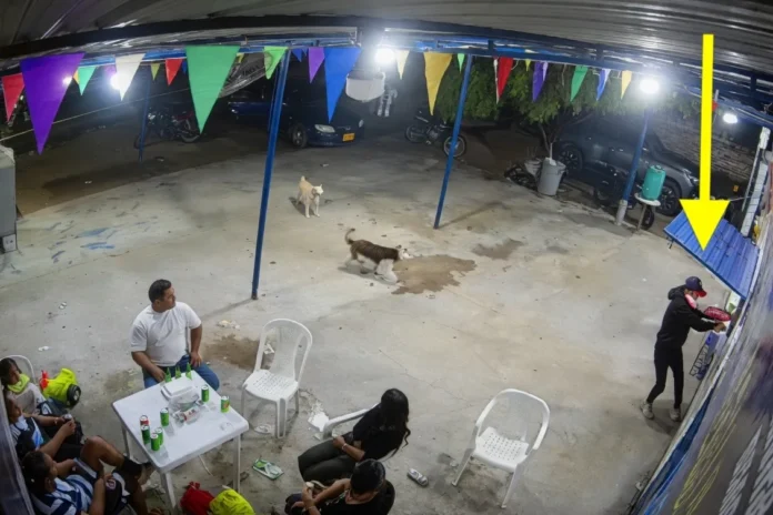Imagen de cámara de seguridad que muestra a personas en un establecimiento antes de un ataque armado en Río Seco, Valledupar