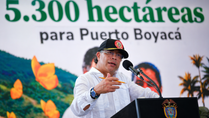 El presidente Gustavo Petro durante su discurso en Puerto Boyacá revelando detalles sobre la Asamblea Nacional Constituyente.