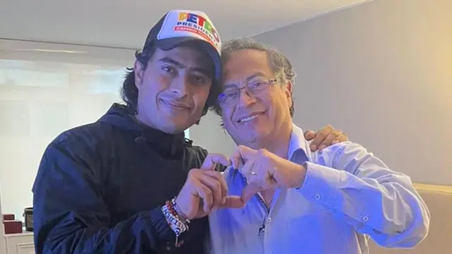 El presidente Gustavo Petro durante una alocución oficial vistiendo guayabera blanca frente a un micrófono.