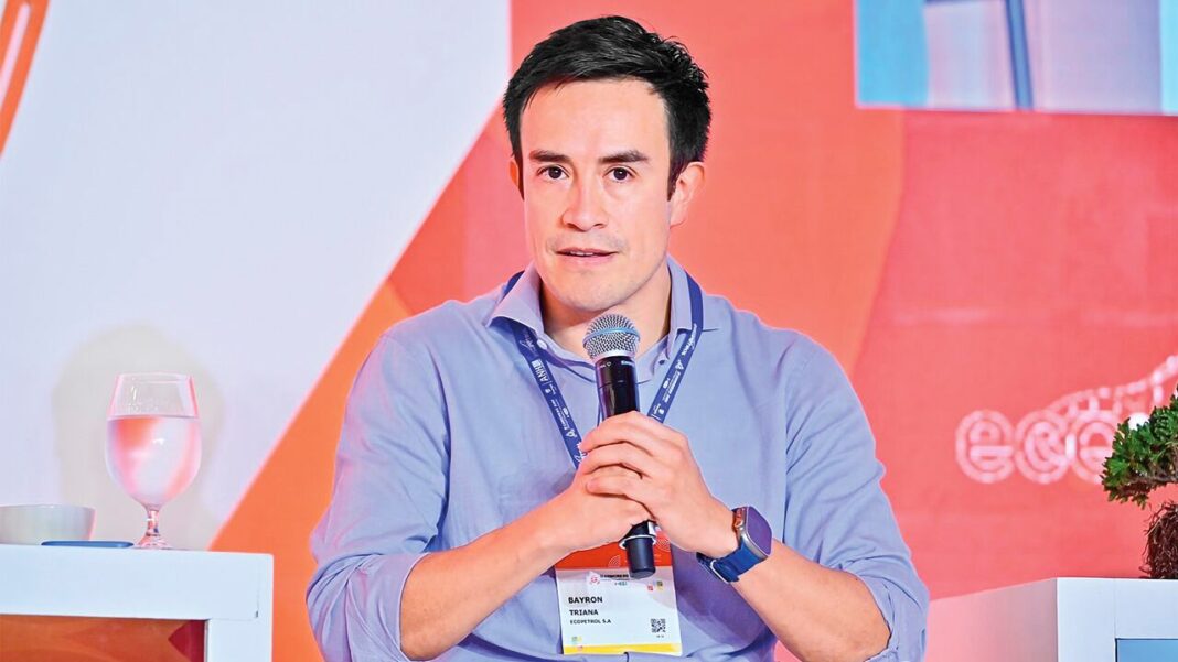 Fotografía de Bayron Triana, vicepresidente de Energías para la Transición de Ecopetrol, sosteniendo un micrófono mientras habla durante un evento corporativo del sector energético.