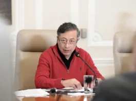 Presidente Gustavo Petro en mesa de trabajo analizando el aumento del salario mínimo 2026 y políticas económicas.