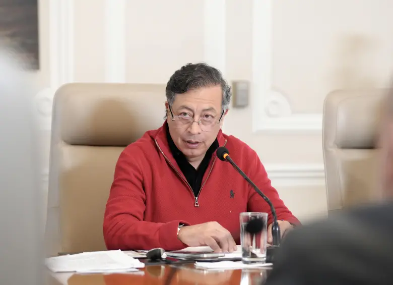 Presidente Gustavo Petro en mesa de trabajo analizando el aumento del salario mínimo 2026 y políticas económicas.