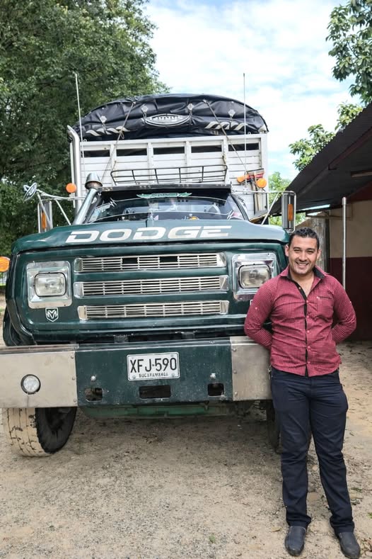 Transportador Jairo Adelso Aparicio Reyes sonriendo junto a su vehículo de carga tras su entrega humanitaria.