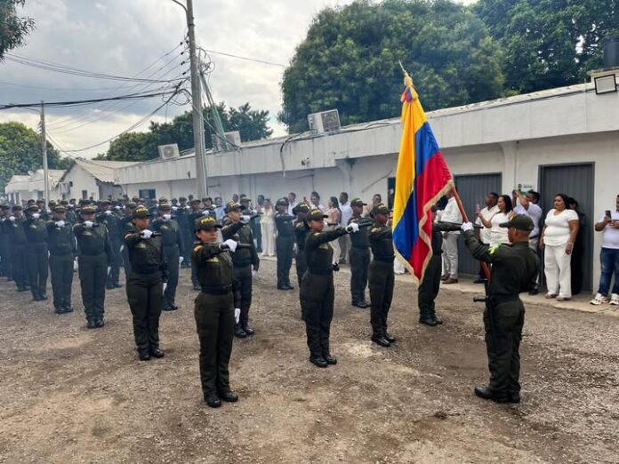 Jóvenes auxiliares de la Policía Nacional durante su ceremonia de juramento de bandera para reforzar la seguridad en el Cesar.