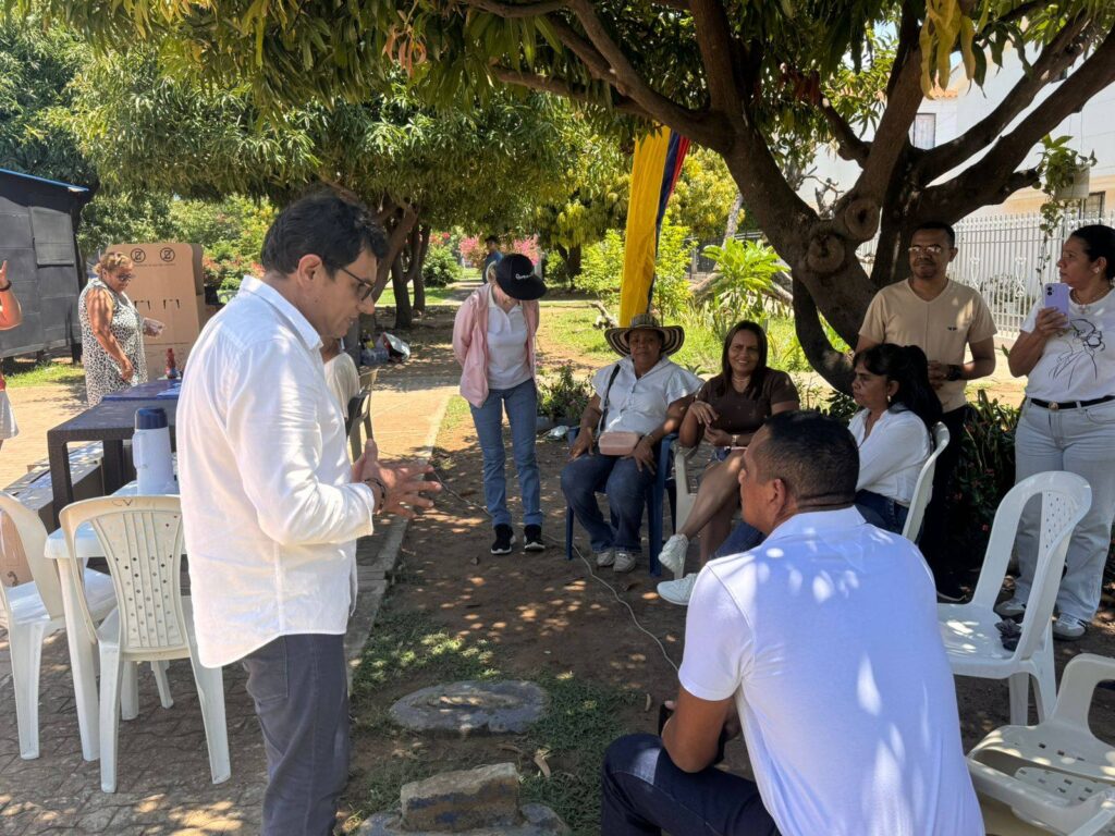 José Silva Maestre dialogando con la comunidad de Valledupar sobre las suspensiones en las elecciones de JAC en el Cesar.