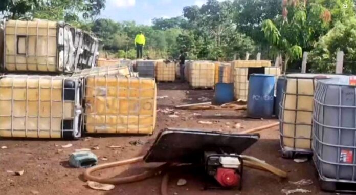 Tanques de almacenamiento y motobombas incautados en un centro de acopio ilegal de combustible en Aguachica.