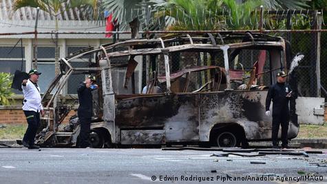 Vehículos de transporte público y particulares destruidos tras un fuerte ataque con explosivos en una vía del suroccidente colombiano.