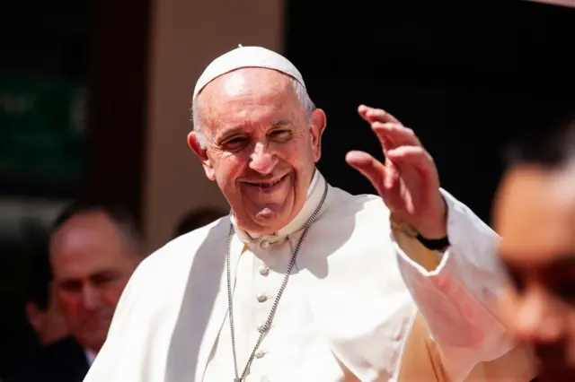 Fotografía del encuentro oficial en el Vaticano entre el Papa Francisco, vistiendo su sotana blanca, y el presidente argentino Javier Milei, con traje oscuro y corbata azul, ambos posando con expresión seria frente a una pared decorada; ilustra el contraste con las cartas secretas Papa Francisco.