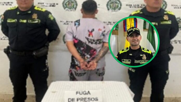 Un hombre de espaldas, con una camisa de patrón gris, aparece esposado entre dos policías uniformados. Frente a ellos, un letrero dice 