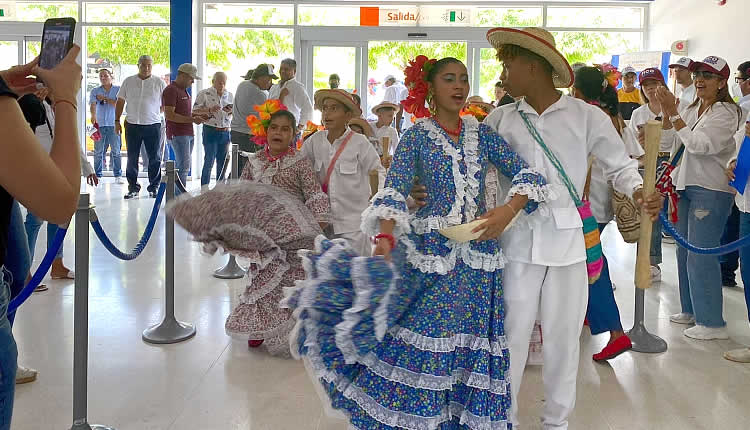 Turistas y bailarines llegan a Valledupar durante el Festival Vallenato en el aeropuerto Alfonso López