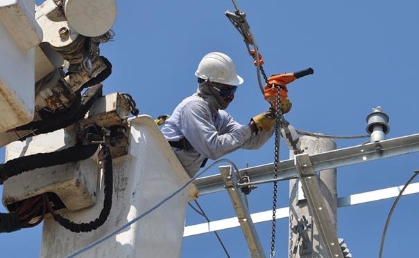 Técnico de Afinia realizando mantenimiento en red eléctrica durante cortes de energía en Cesar