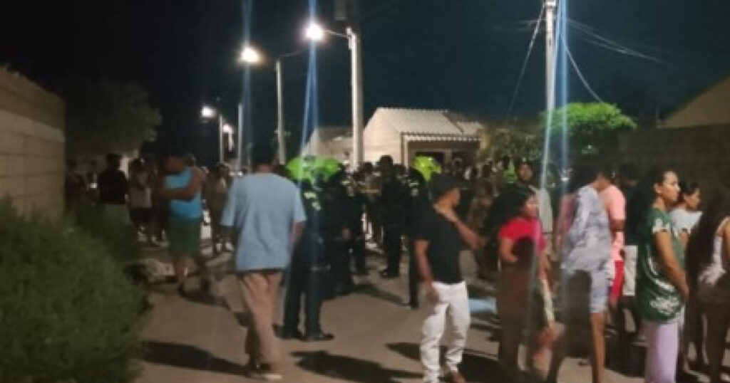 Comunidad y Policía en el lugar de la masacre en Maicao La Guajira donde cinco personas fueron asesinadas en ataque armado