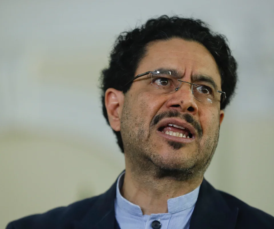 Primer plano del candidato presidencial Iván Cepeda mostrando una fuerte expresión de tensión, enojo y frustración durante una intervención pública.