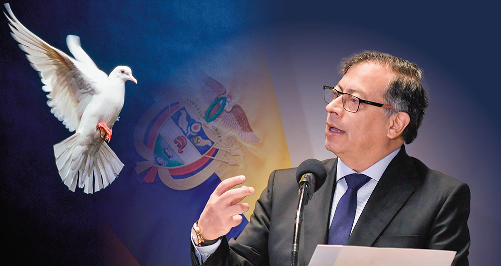 El presidente Gustavo Petro dando un discurso oficial, acompañado del vuelo de una paloma blanca y el escudo de Colombia de fondo, en alusión a la política de Paz Total.