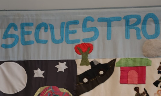 Pancarta alusiva al secuestro como símbolo de memoria de víctimas del conflicto armado en el Cesar