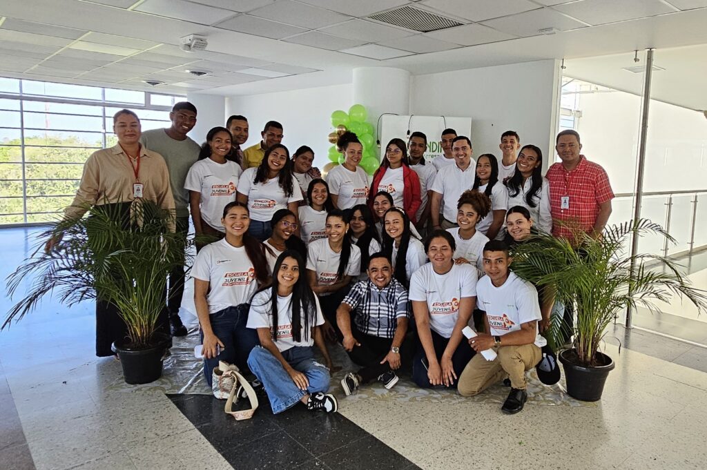 Grupo de jóvenes emprendedores del Cesar en actividad de formación impulsada por Drummond Ltd.