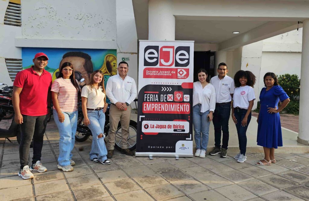 óvenes emprendedores y organizadores en feria de emprendimiento en La Jagua de Ibirico, Cesar.