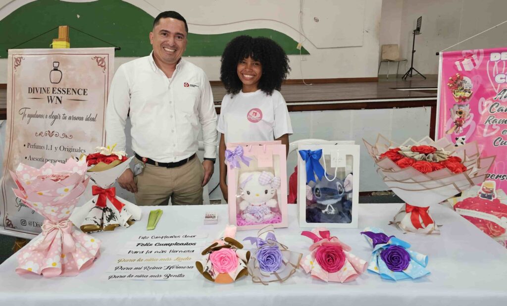 Jóvenes emprendedores del Cesar exhiben productos artesanales en feria de emprendimiento.