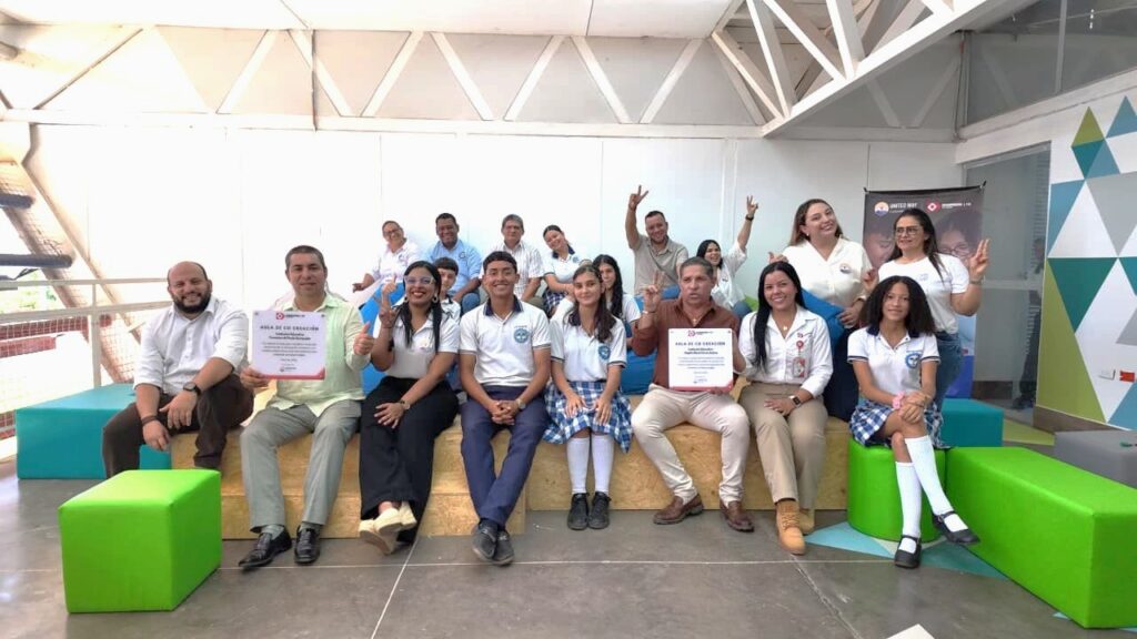 Estudiantes y docentes en aulas de co-creación durante proyecto de innovación educativa en el Cesar impulsado por Drummond