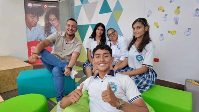 Estudiantes y docente en aula de co-creación impulsada por Drummond para fortalecer la innovación educativa en el Cesar mediante metodologías activas de aprendizaje.
