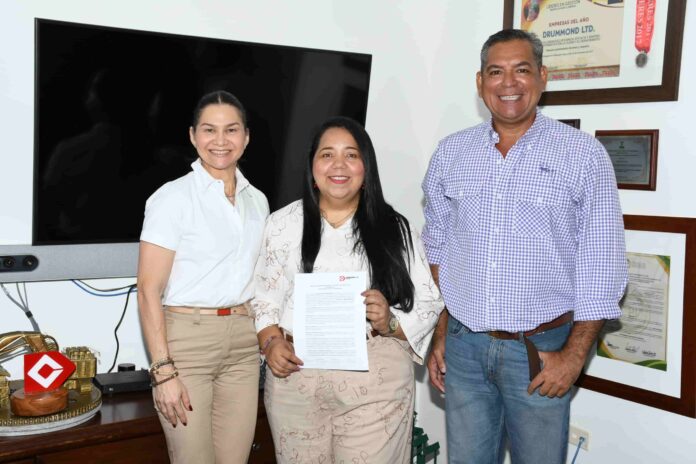 entrega de beca para periodistas del Cesar por Drummond y CPV