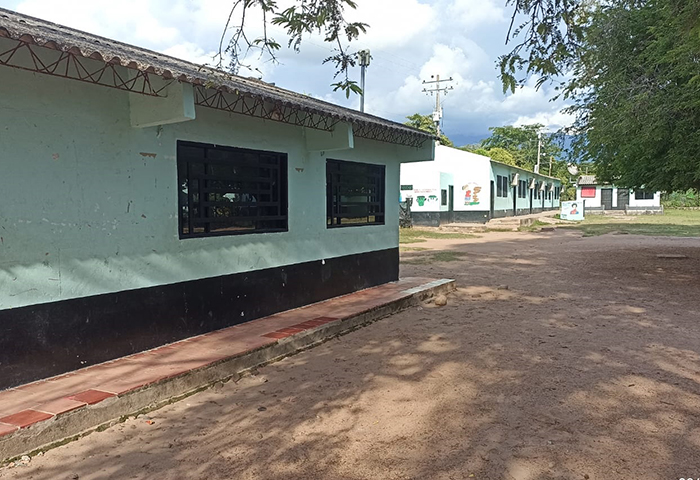 Instalaciones de la Institución Educativa Simón Bolívar en Llerasca con problemas de infraestructura y seguridad