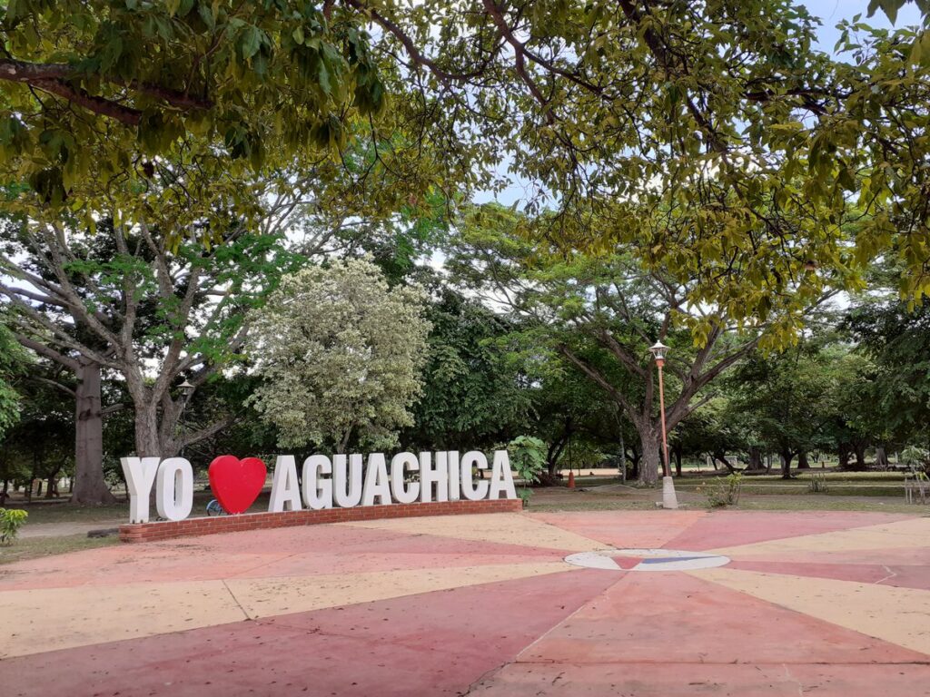Vista del parque en Aguachica, Cesar, zona donde la Policía Nacional realiza operativos de control y verificación de antecedentes.