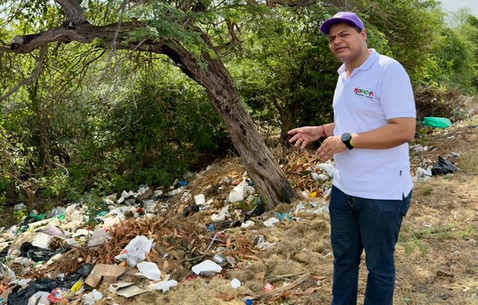 El alcalde Genaro Redondo Choles supervisa la recolección de basuras en un punto crítico de la vía Riohacha–Maicao.