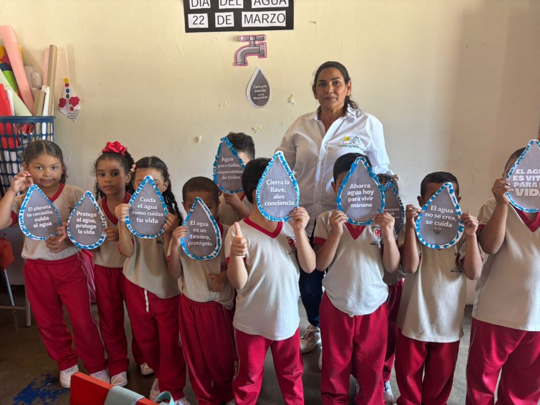 Estudiantes de primaria en San Juan del Cesar durante actividad educativa sobre el uso responsable del agua liderada por CorpoGuajira