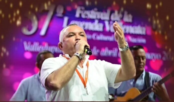 Cantante durante una presentación del concurso de canción inédita del Festival Vallenato